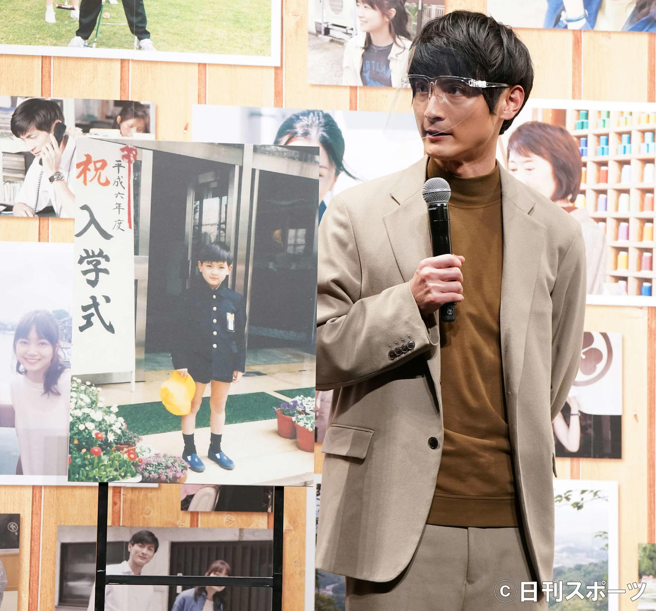 映画「おもいで写真」完成報告会見で自らの「おもいで写真」を披露する高良健吾（撮影・鈴木みどり）