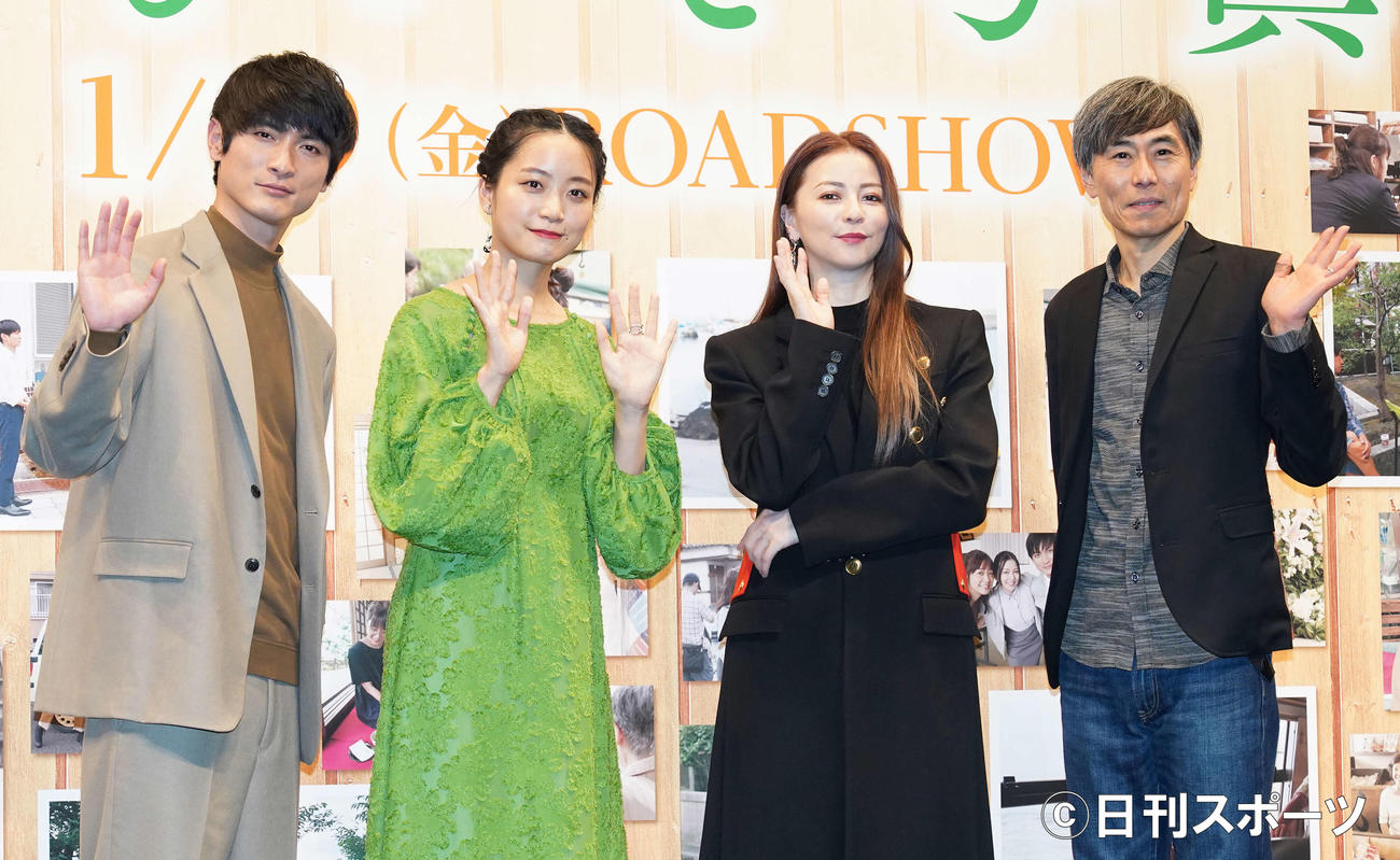 映画「おもいで写真」完成報告会見のフォトセッションで手を振る、左から高良健吾、深川麻衣、香里奈、熊沢尚人監督（撮影・鈴木みどり）