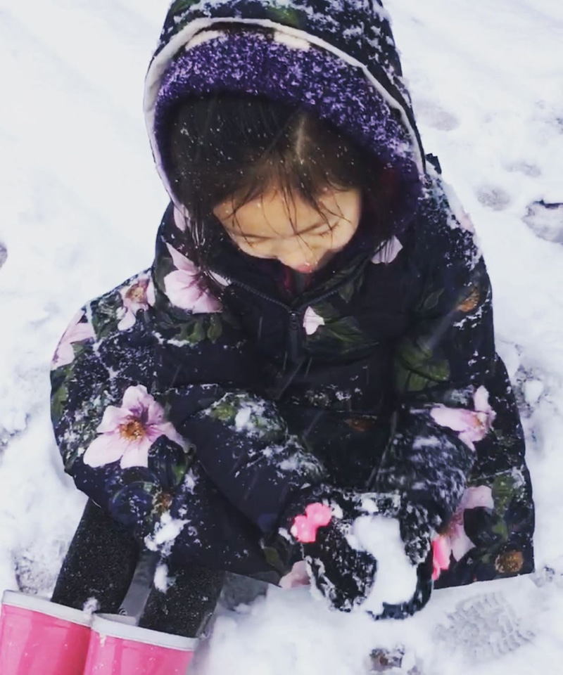 ブログで雪遊びをする娘の思い出の写真（高岡早紀オフィシャルブログより）