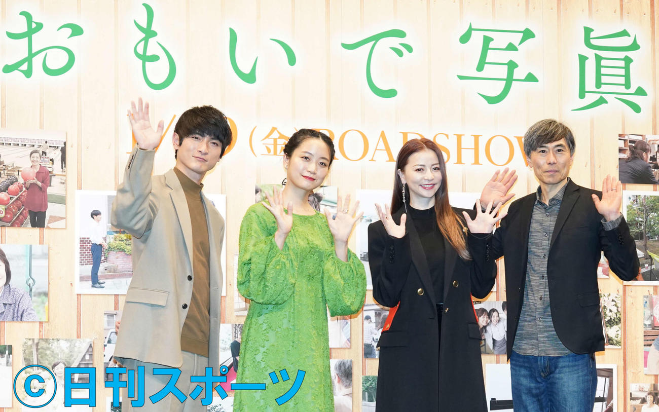 フォトセッションで手を振る、左から高良健吾、深川麻衣、香里奈、熊沢尚人監督（撮影・鈴木みどり）