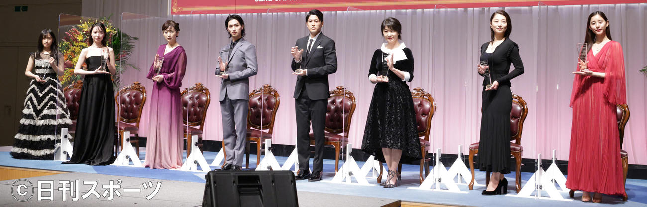 第32回日本ジュエリーベストドレッサー賞各賞受賞者。左から森七菜、戸田恵梨香、斉藤由貴、横浜流星、内田篤人氏、田中美佐子、小池栄子、新木優子（撮影・中島郁夫）