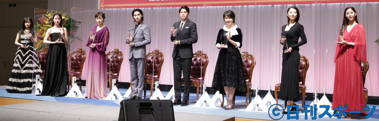 第32回日本ジュエリーベストドレッサー賞各賞受賞者。左から森七菜、戸田恵梨香、斉藤由貴、横浜流星、内田篤人氏、田中美佐子、小池栄子、新木優子（撮影・中島郁夫）