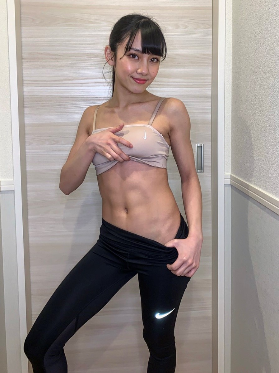 鍛え上げた腹筋を披露する劇団4ドル50セント長谷川晴奈