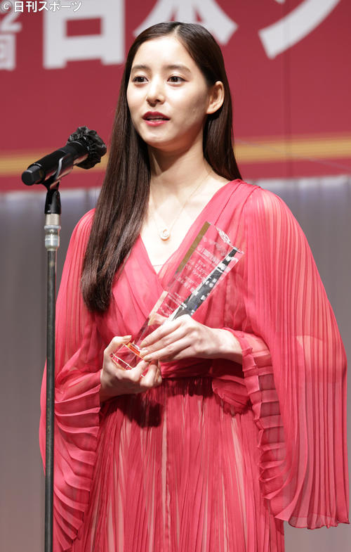 20代部門で受賞した新木優子(撮影・中島郁夫)