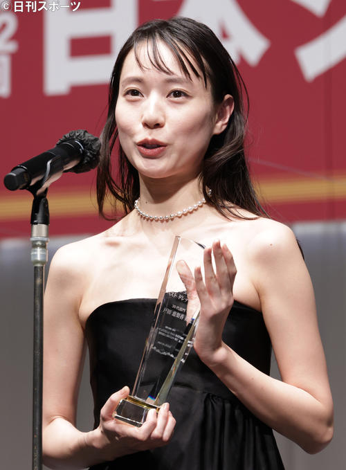 30代部門で受賞した戸田恵梨香(撮影・中島郁夫)