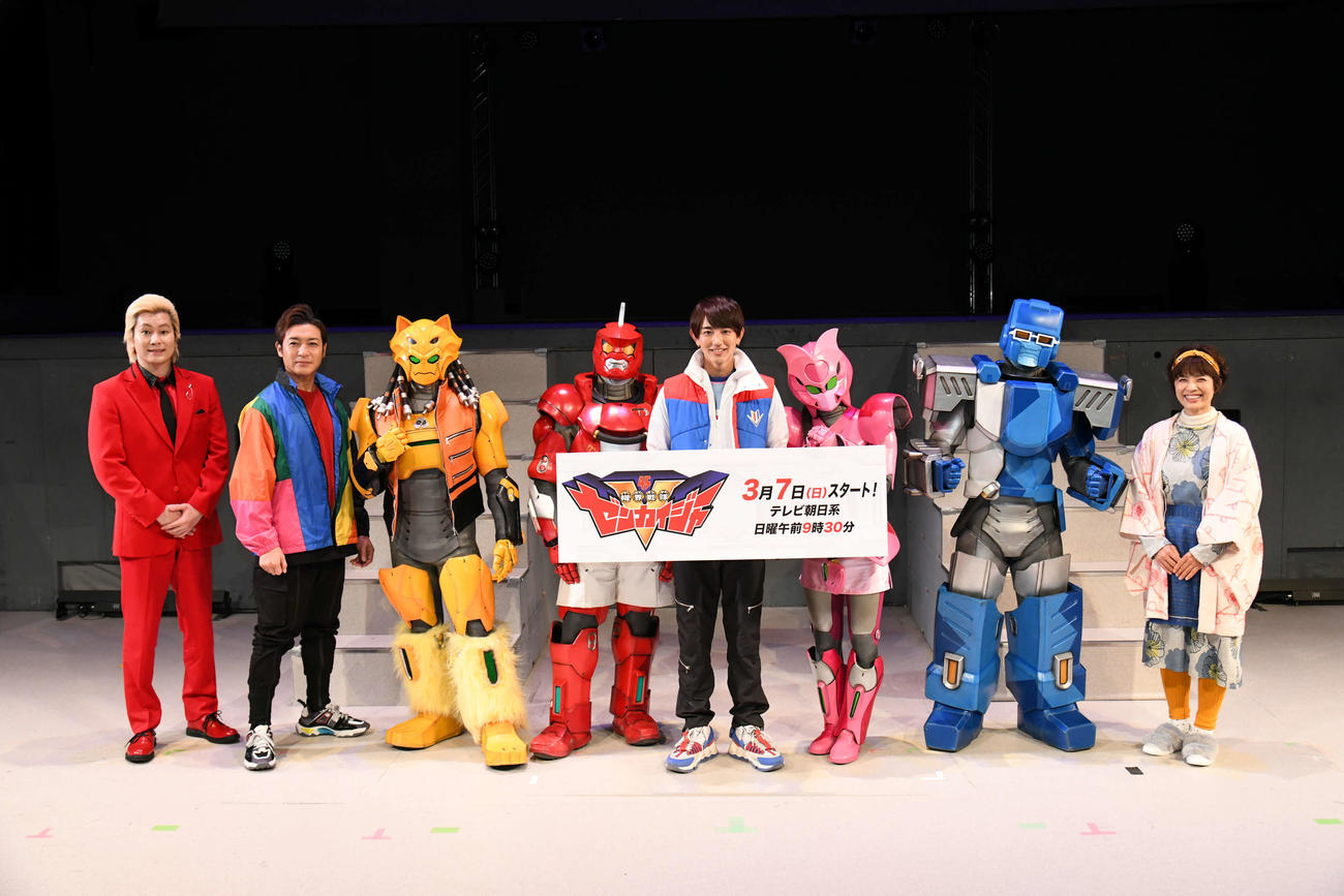 テレビ朝日系特撮ドラマ「機界戦隊ゼンカイジャー」制作発表。左からカズレーザー、つるの剛士、ガオーン、ジュラン、駒木根葵汰、マジーヌ、ブルーン、榊原郁恵
