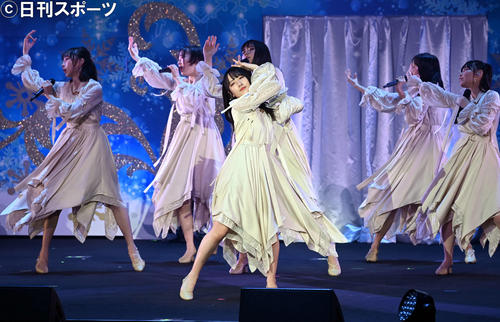 武道館で初の単独コンサートを行い、新曲「独り言で語るくらいなら」を披露。センターを務めたSTU48の石田千穂(中央)(撮影・たえ見朱実)