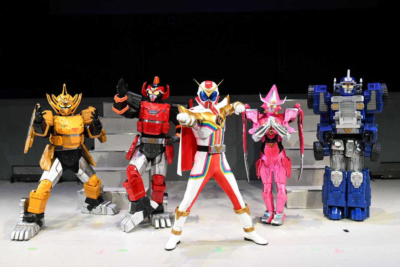 テレビ朝日系特撮ドラマ「機界戦隊ゼンカイジャー」制作発表。左からガオーン、ジュラン、ゼンカイザー、マジーヌ、ブルーン