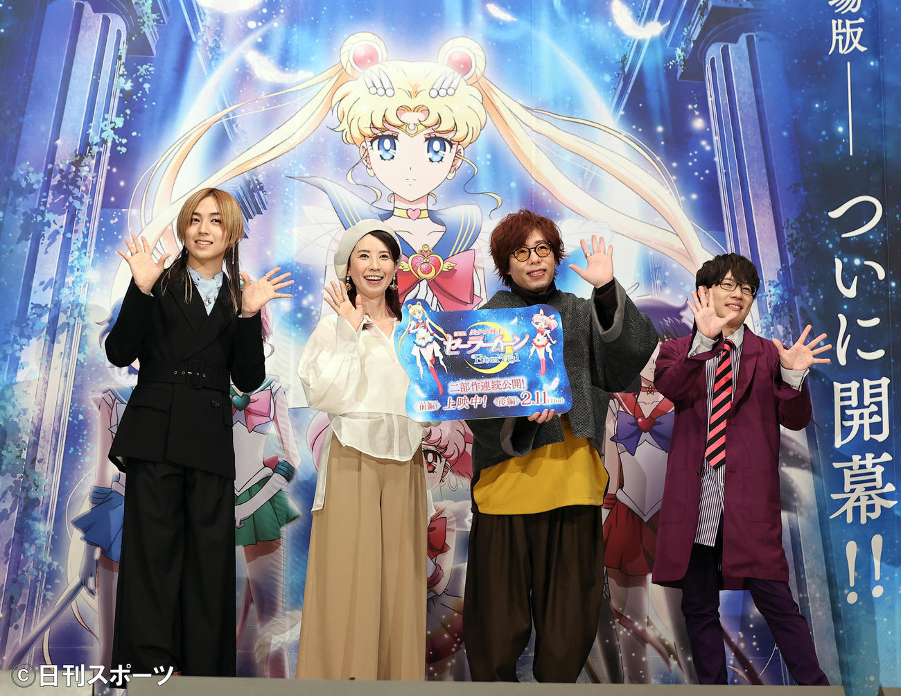 劇場版「美少女戦士セーラームーンEternal」の舞台あいさつで笑顔を見せる、左から蒼井翔太、三石琴乃、日野聡、豊永利行（撮影・浅見桂子）