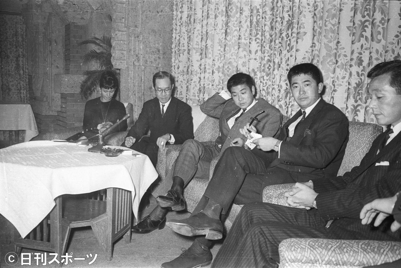 株式会社石原プロモーションを設立すると発表する（右2人目から）石原慎太郎氏、石原裕次郎さん、中井景氏（元日活プロデューサー）、まき子夫人（1962年12月27日撮影）