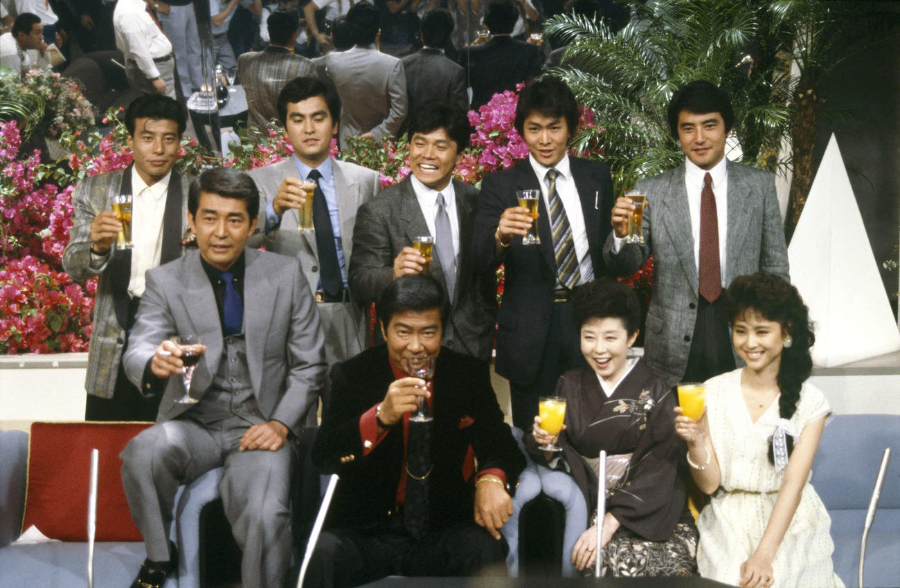 85年、裕次郎さんの芸能生活30周年を祝う特番。森光子さん（前列右から2番目）や松田聖子（同右）の姿も