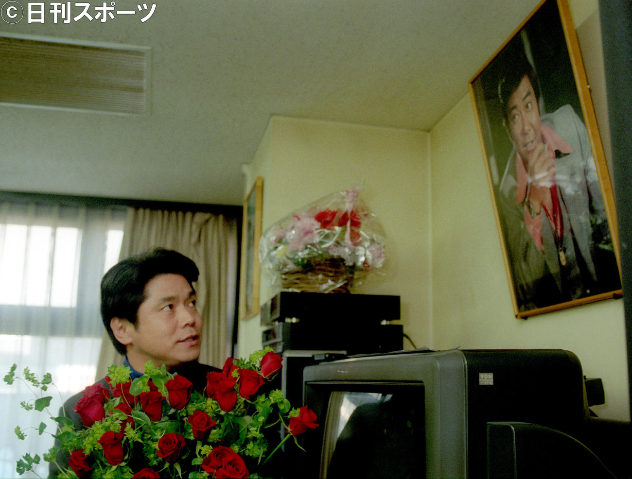 故石原裕次郎さんの写真の前で「お世話になりました」と語る峰竜太（1999年12月22日）