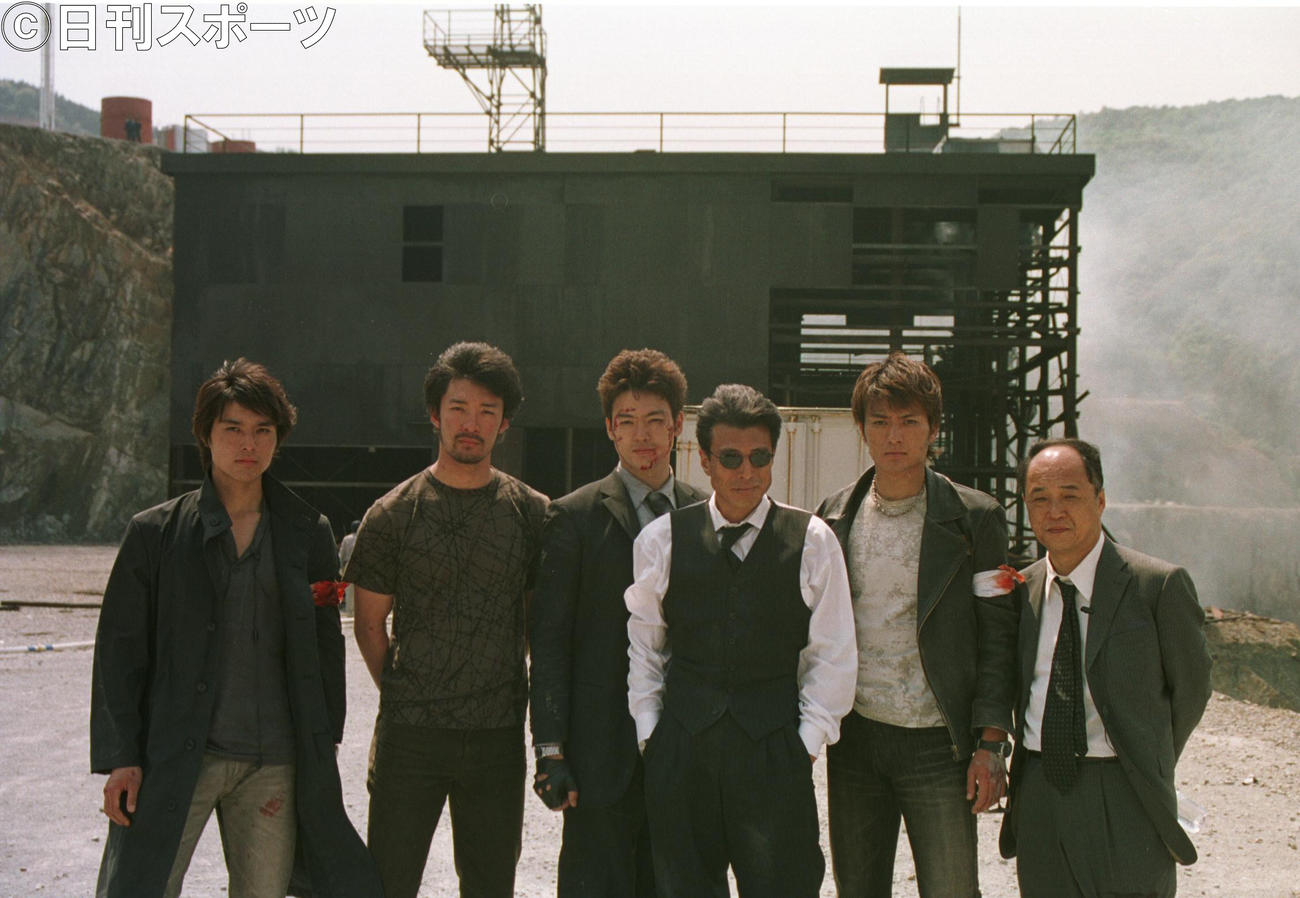 「西部警察」大爆破シーンの撮影を行った出演者。左から池田努、金児憲史、木村昇、舘ひろし、徳重聡、田山涼成