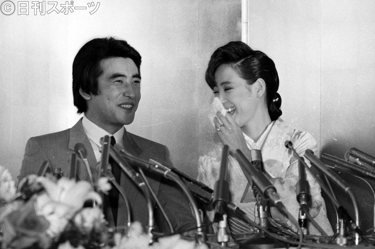 人気歌手の松田聖子（23）と俳優の神田正輝（34）が婚約を発表（1985年4月9日撮影）