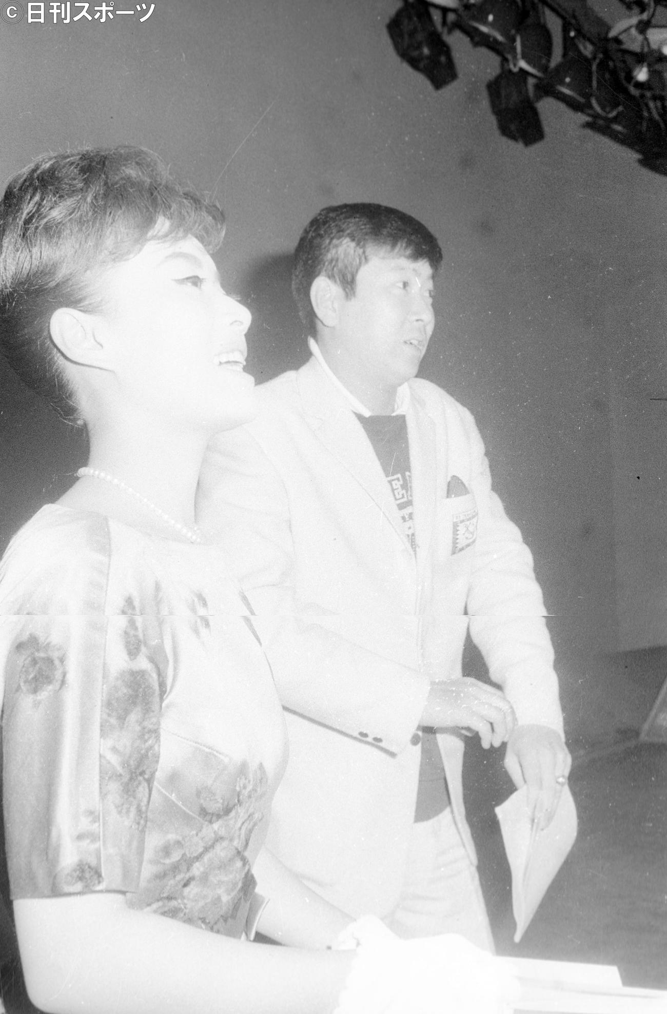 日本テレビ「今晩は裕次郎です」最終回で、やっと実現した美空ひばりさん（左）と石原裕次郎さん（右）の顔合わせ（1964年1月27日撮影）