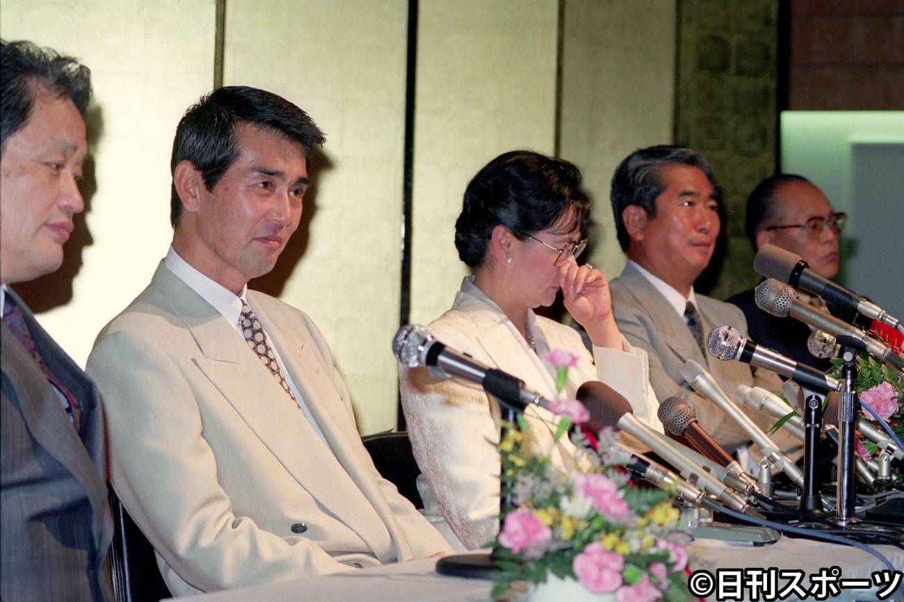 「石原裕次郎記念館」完成式典で感激の涙を流す館長の石原まき子さん、（左から）石原プロ小林正彦専務、石原プロ渡哲也社長、（1人おいて）石原慎太郎氏、新谷昌明小樽市長（1991年7月20日撮影）