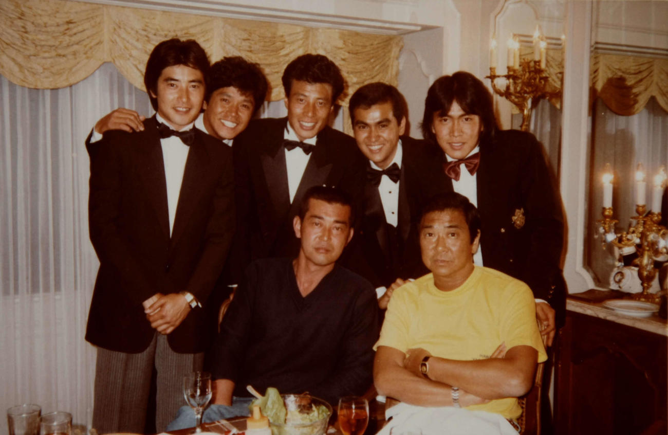 83年、石原プロモーション創立20周年パーティーの打ち上げ。前列左から渡哲也さん、石原裕次郎さん。後列左から神田正輝、峰竜太、舘ひろし、石原良純、御木裕