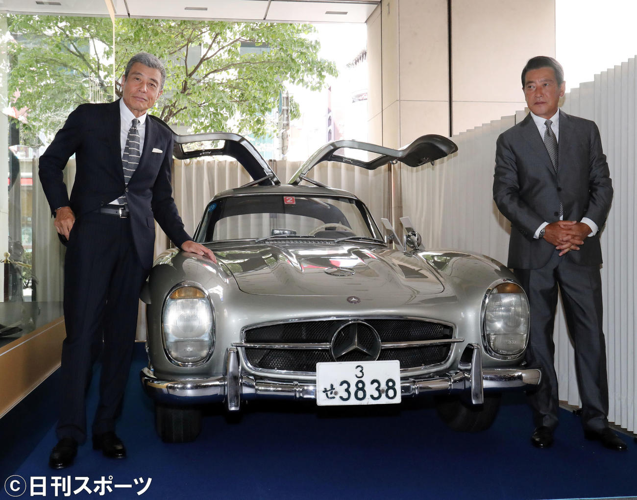 「石原裕次郎の軌跡」展オープニング前、石原裕次郎さんの「メルセデスベンツ300SLガルウイング」と写真に納まる舘ひろし（左）と神田正輝（2018年8月22日撮影）