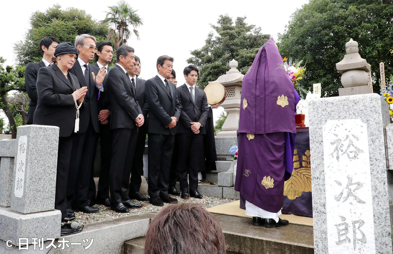 墓前で手を合わせる前列左から石原まき子さん、石原伸晃氏、舘ひろし、神田正輝（2019年7月17日撮影）