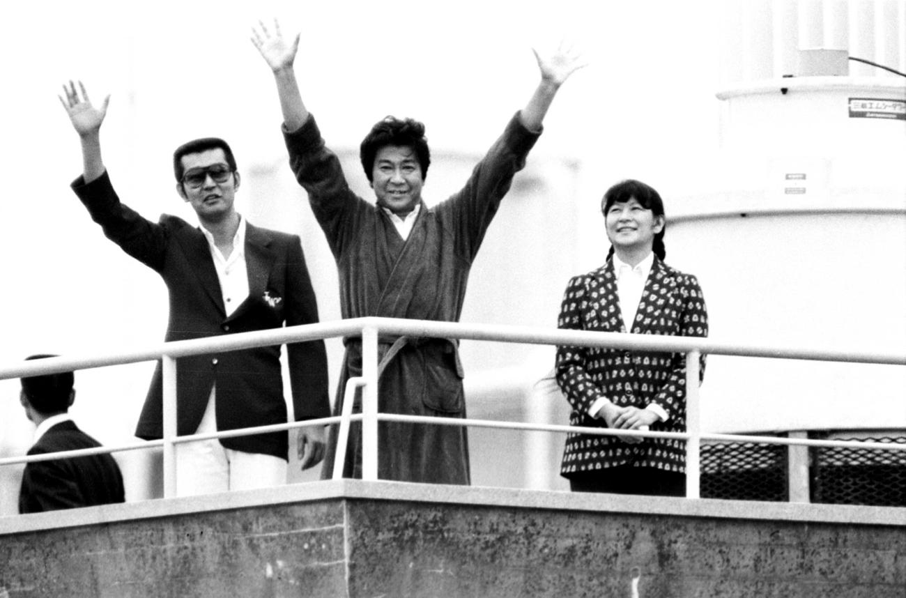 入院中の慶応病院の上から手を振る石原裕次郎さん（1981年6月21日撮影）