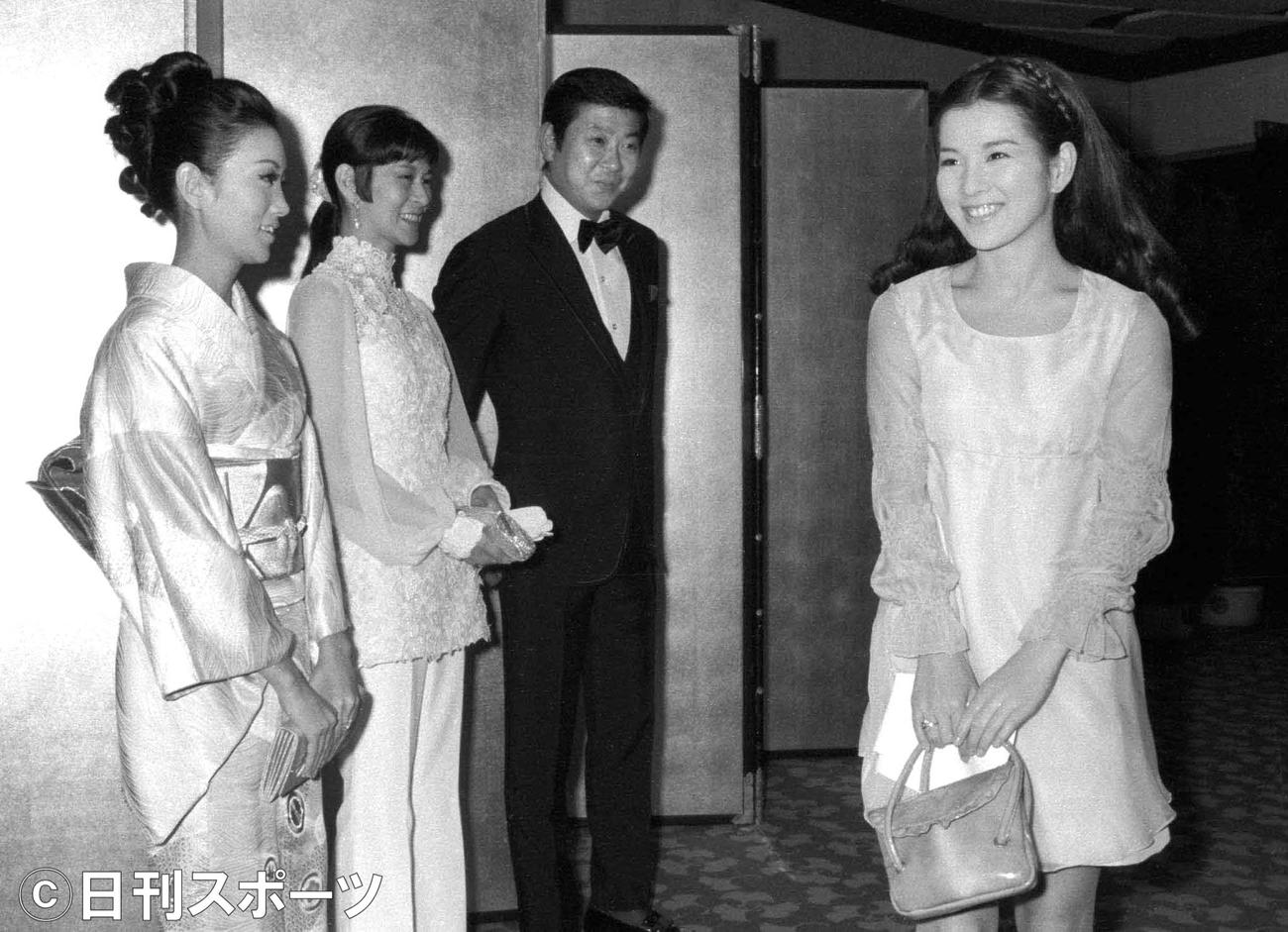 右から吉永小百合、石原裕次郎さん、石原まき子夫人、浅丘ルリ子　（1969年12月4日撮影）
