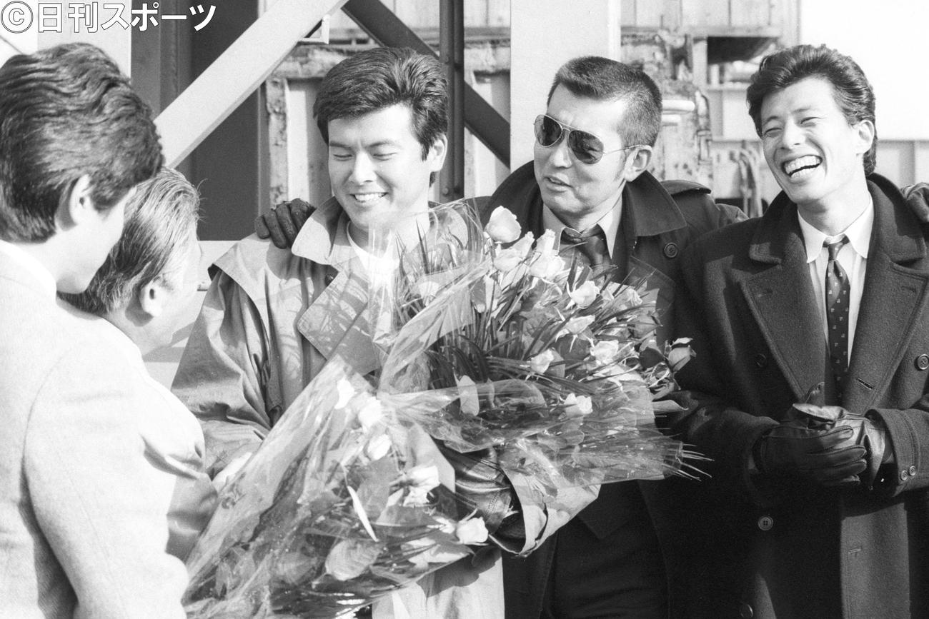 82年2月、「西部警察」ロケで笑顔を見せる、左から三浦友和、渡哲也さん、舘ひろし