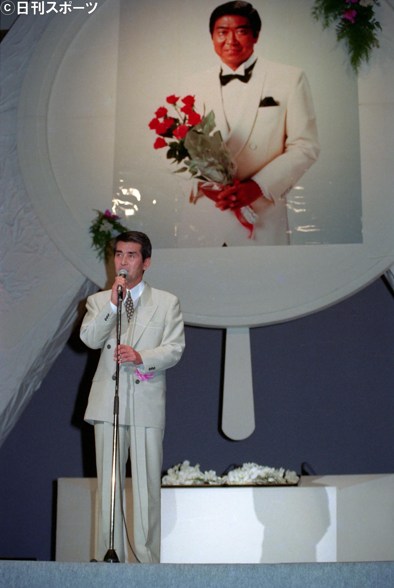 石原裕次郎さんの遺影の前であいさつする石原プロ渡哲也社長（1991年7月20日撮影）