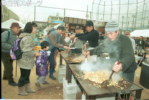 石原プロスタッフらと駆けつけた芦屋市川西グラウンドで、焼きそばの炊き出しをして被災者を元気づける淡路島出身の渡哲也(左)、渡瀬恒彦(右)兄弟(1995年2月8日撮影)