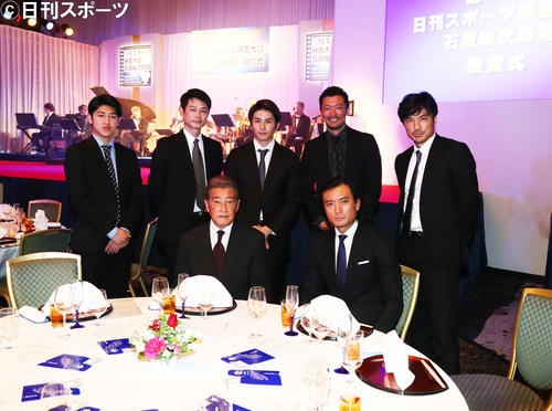 開演を前に記念撮影する神田正輝(手前左)、徳重聡(同右)ら石原プロモーションのメンバー(2019年12月28日撮影)