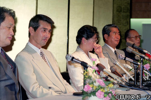 「石原裕次郎記念館」完成式典で感激の涙を流す館長の石原まき子さん、(左から)石原プロ小林正彦専務、石原プロ渡哲也社長、(1人おいて)石原慎太郎氏、新谷昌明小樽市長(1991年7月20日撮影)