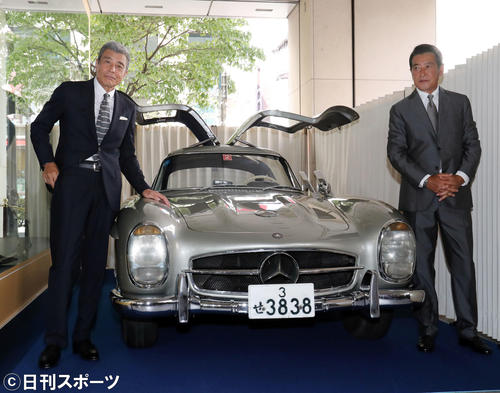「石原裕次郎の軌跡」展オープニング前、石原裕次郎さんの「メルセデスベンツ300SLガルウイング」と写真に納まる舘ひろし(左)と神田正輝(2018年8月22日撮影)