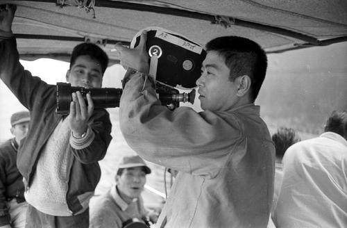 映画「太平洋ひとりぼっち」(63年)の撮影中、カメラアングルをチェックする裕次郎さん