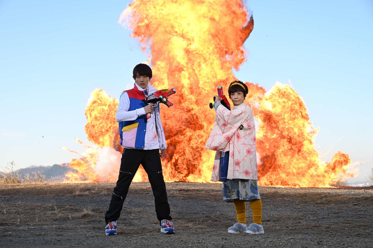 爆破シーンに挑んだ主演の駒木根葵汰（左）と榊原郁恵
