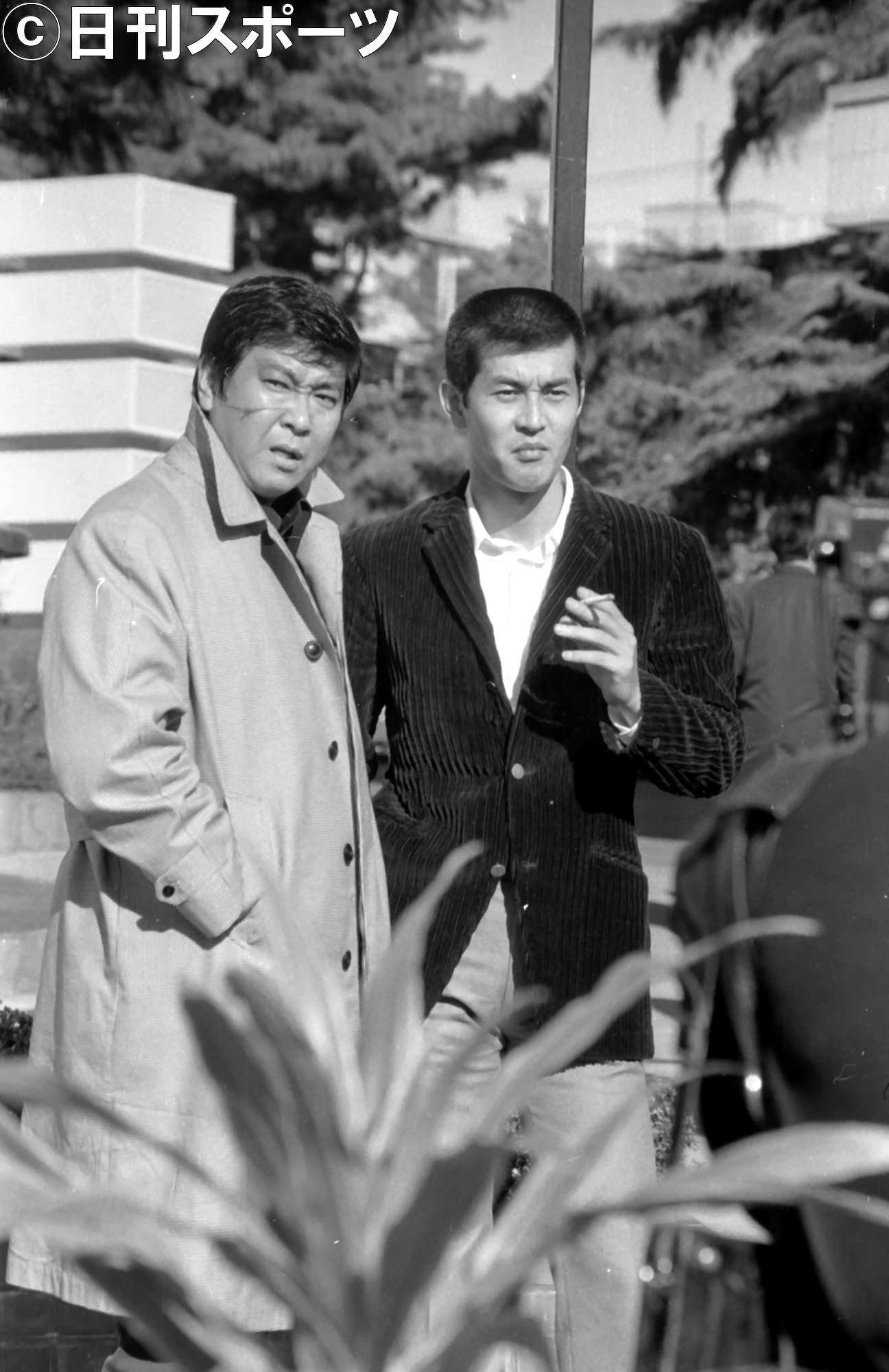 72年11月、東宝、石原プロ作品「反逆の報酬」で石原裕次郎さん（左）と初共演する渡哲也さん