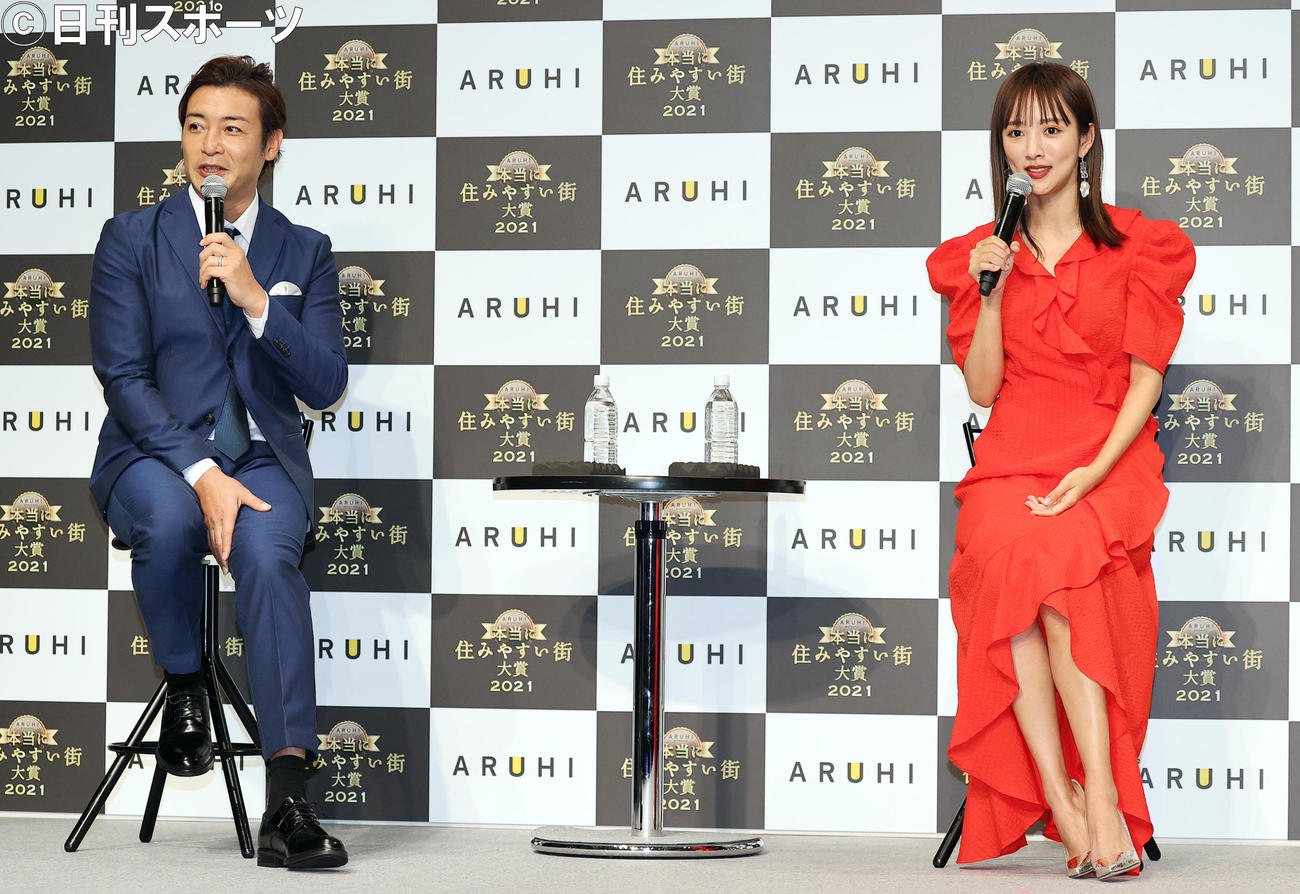 「本当に住みやすい街大賞2021」発表で、トークする夏菜（右）、つるの剛士（2020年12月9日撮影）