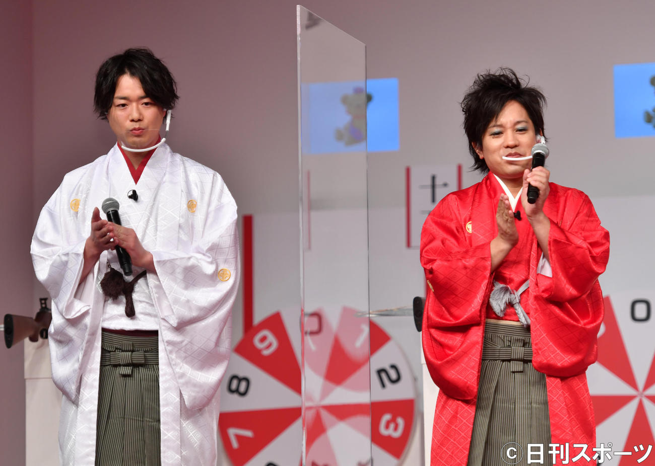 「2021年用年賀　お年玉くじ抽せん会」に登壇したぺこぱのシュウペイ（左）と松陰寺太勇（撮影・柴田隆二）