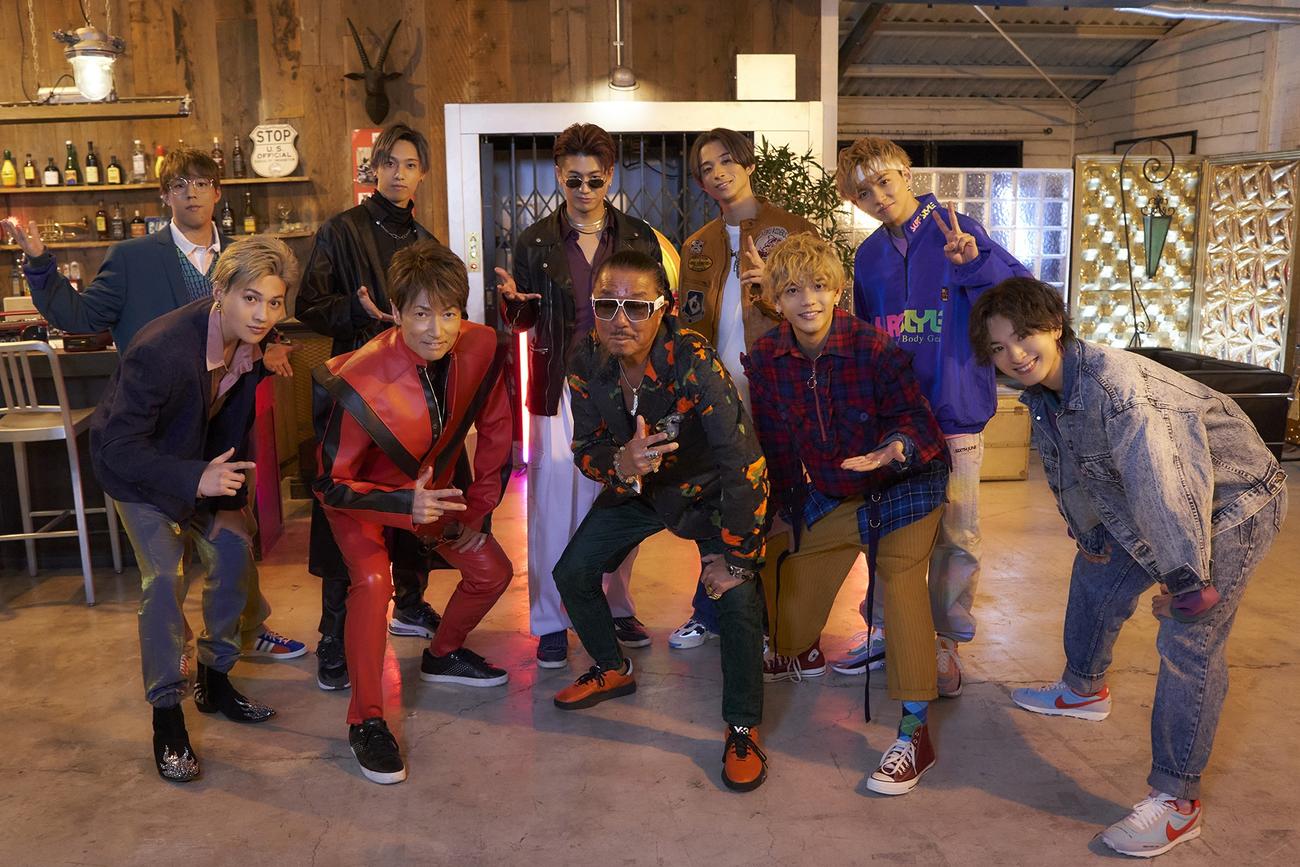 「FUN！FUN！FANTASTICS」で番組ナビゲーターのマイケル富岡（前列左から2人目）とゲストのブラザー・コーン（同3人目）を囲むFANTASTICS