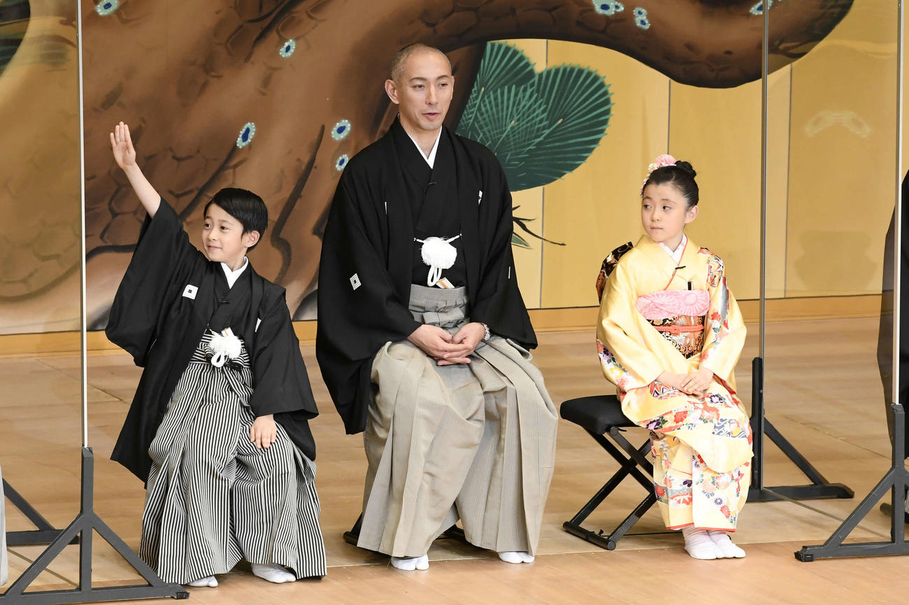 「初春海老蔵歌舞伎」配信用に、市川海老蔵（中央）は、市川ぼたん（右）、堀越勸玄君らと座談会を特別収録