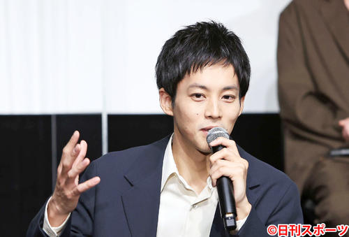 撮影の様子を語る松坂桃李（撮影・鈴木正人）