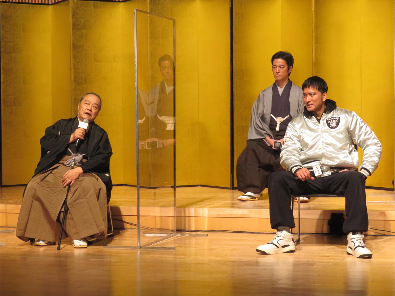 ドラマ「俺の家の話」の会見で、西田敏行（手前左）から絶賛されて笑顔を見せる長瀬智也（同右）