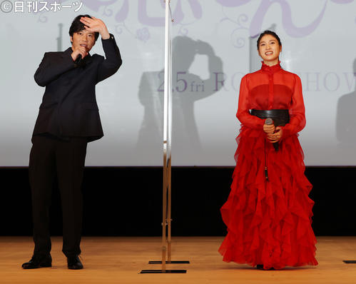 映画「哀愁しんでれら」完成報告会を行った田中圭（左）と土屋太鳳（撮影・野上伸悟）