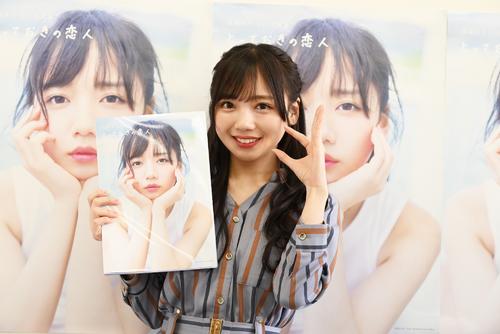 ファースト写真集「とっておきの恋人」の発売記念会見に臨んだ日向坂46齊藤京子