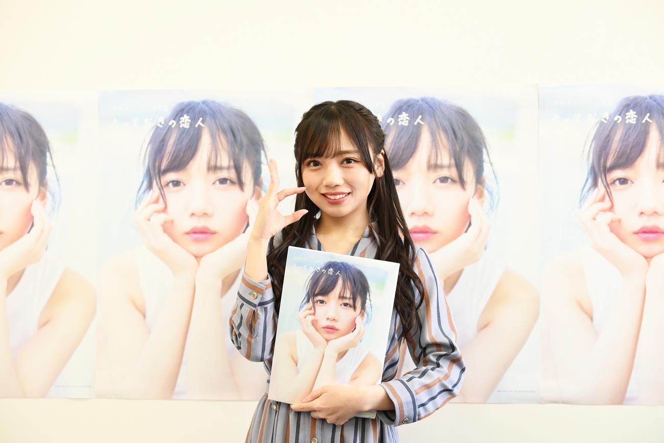 ファースト写真集「とっておきの恋人」の発売記念会見に臨んだ日向坂46齊藤京子