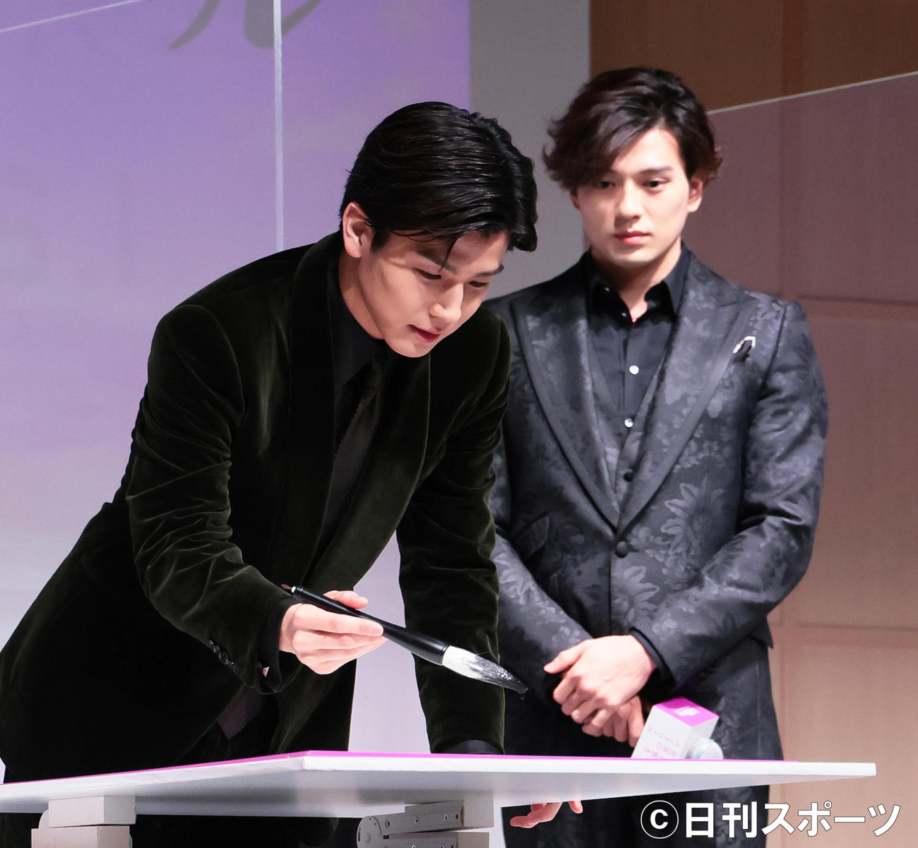 映画への思いを書にしたためた岩田剛典（左）。右は新田真剣佑（撮影・足立雅史）