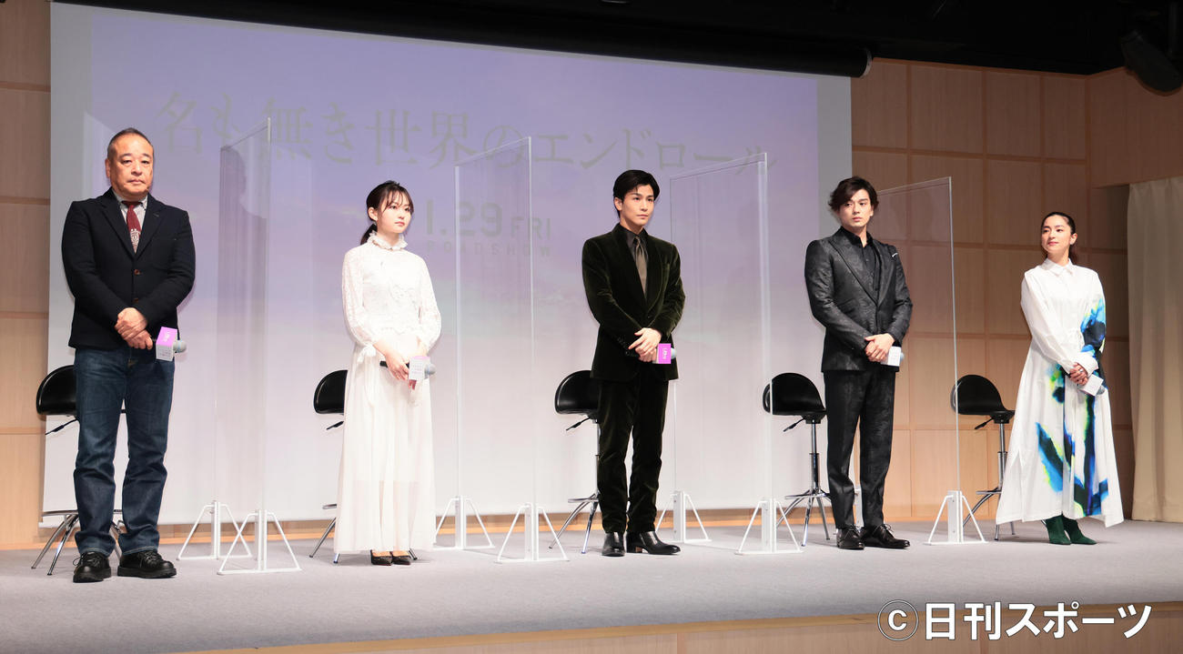 映画「名も無き世界のエンドロール」ヒット祈願イベントに登壇した出演者ら。左から佐藤祐一監督、山田杏奈、岩田剛典、新田真剣佑、中村アン（撮影・足立雅史）