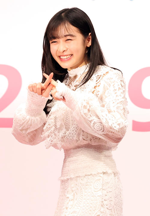 映画「ライアー×ライアー」完成披露試写会で笑顔でライアーポーズをとる森七菜(撮影・浅見桂子)