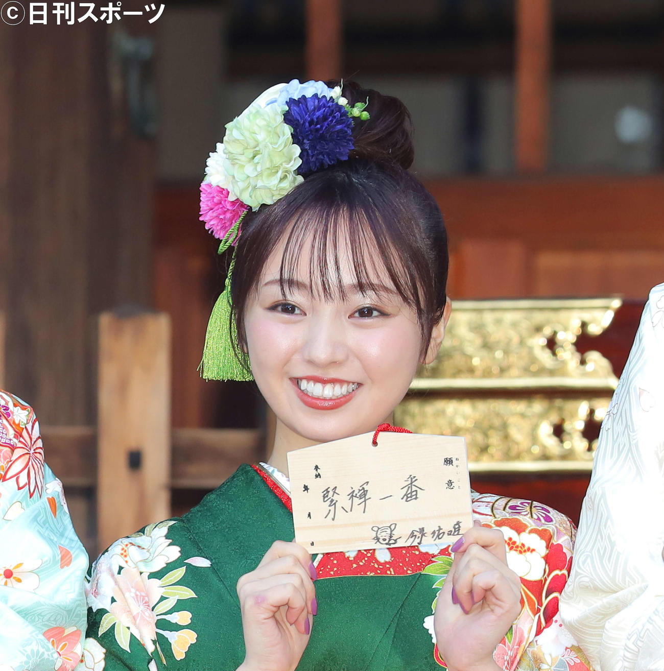 晴れ着姿で絵馬を手に笑顔の今泉佑唯（2020年1月9日撮影）