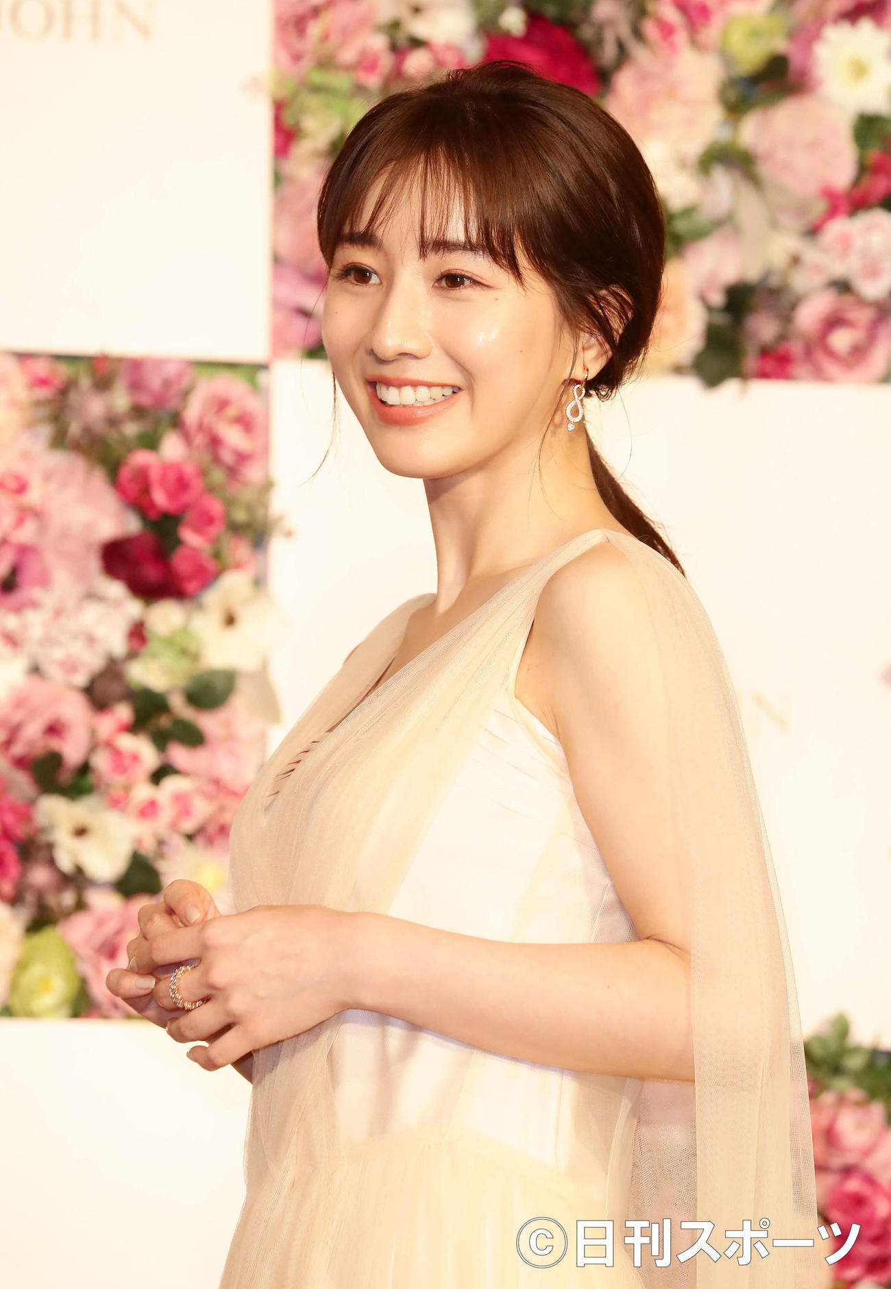 PEACH　JOHNの新ミューズに就任し写真に納まる田中みな実（撮影・丹羽敏通）