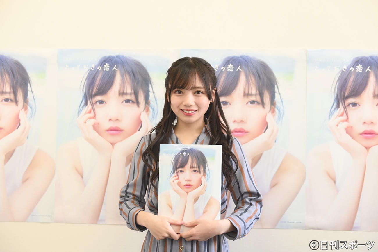 ファースト写真集「とっておきの恋人」の発売記念会見に臨んだ日向坂46齊藤京子