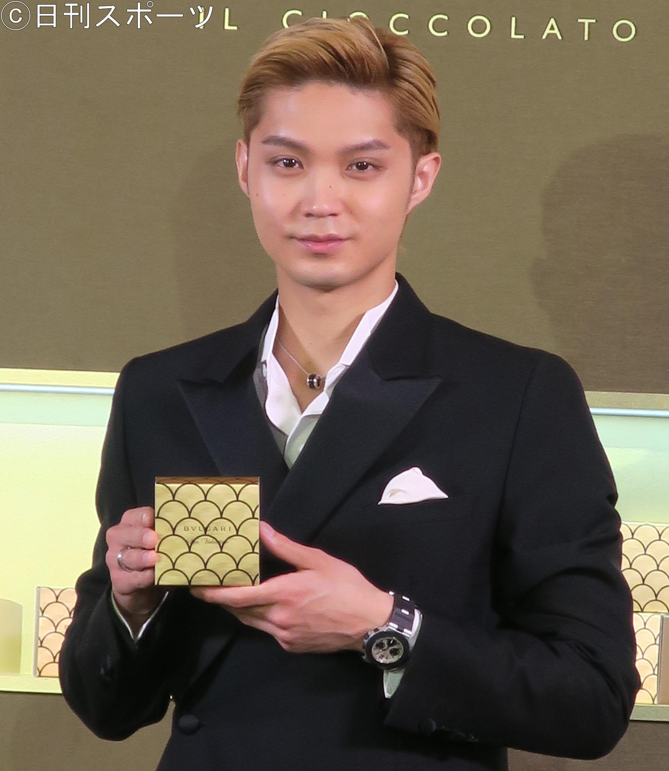「ブルガリ　サン・ヴァレンティーノ2021　スペシャル・アンバサダー」発表会でチョコレートのパッケージを手にする磯村勇斗